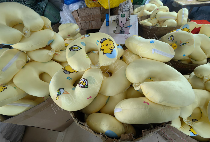 生产中的U型颈枕